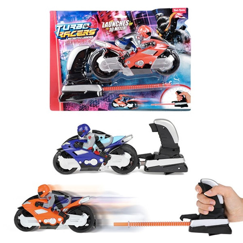 Fahrer auf Spielzeug Motorrad mit Shooter