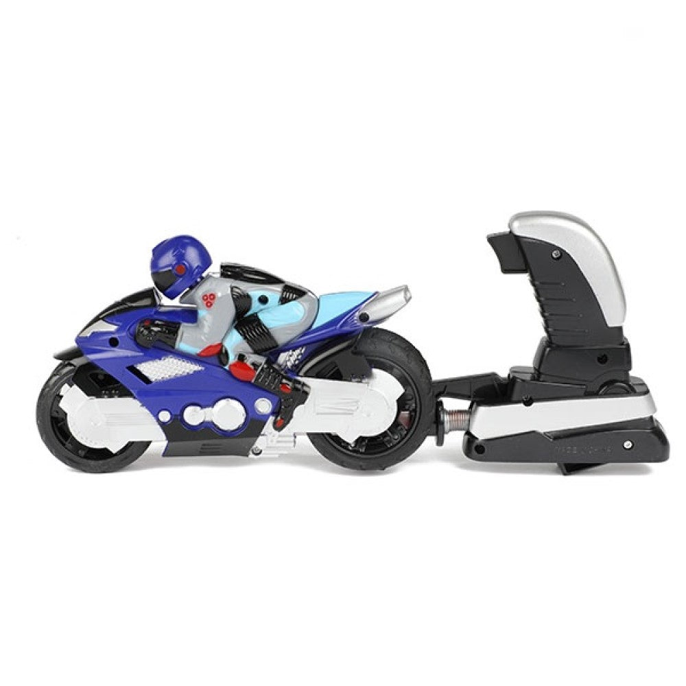 Fahrer auf Spielzeug Motorrad mit Shooter