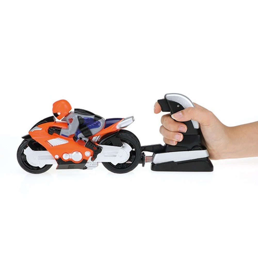 Fahrer auf Spielzeug Motorrad mit Shooter