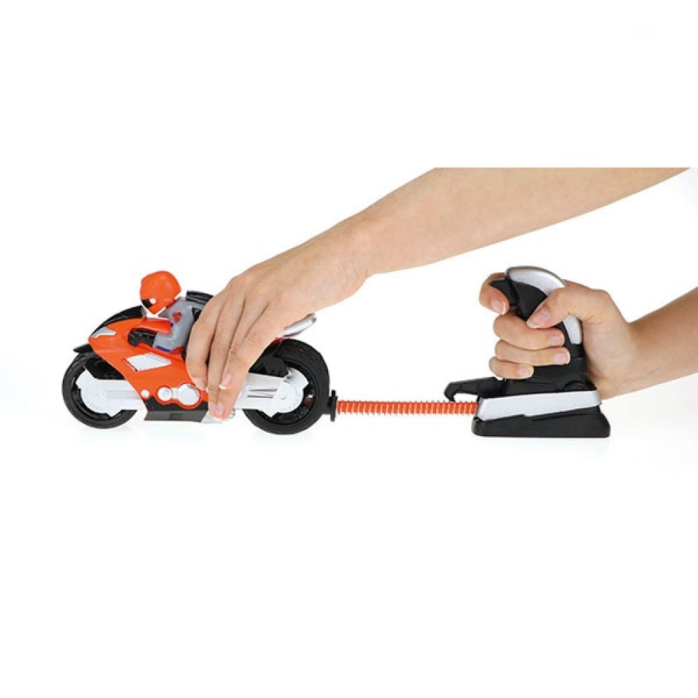 Fahrer auf Spielzeug Motorrad mit Shooter