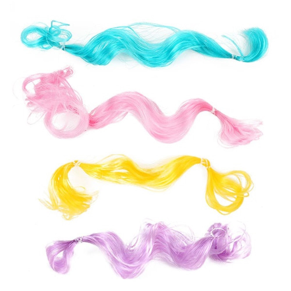 Puppe mit Haarverlängerungen und Outfits