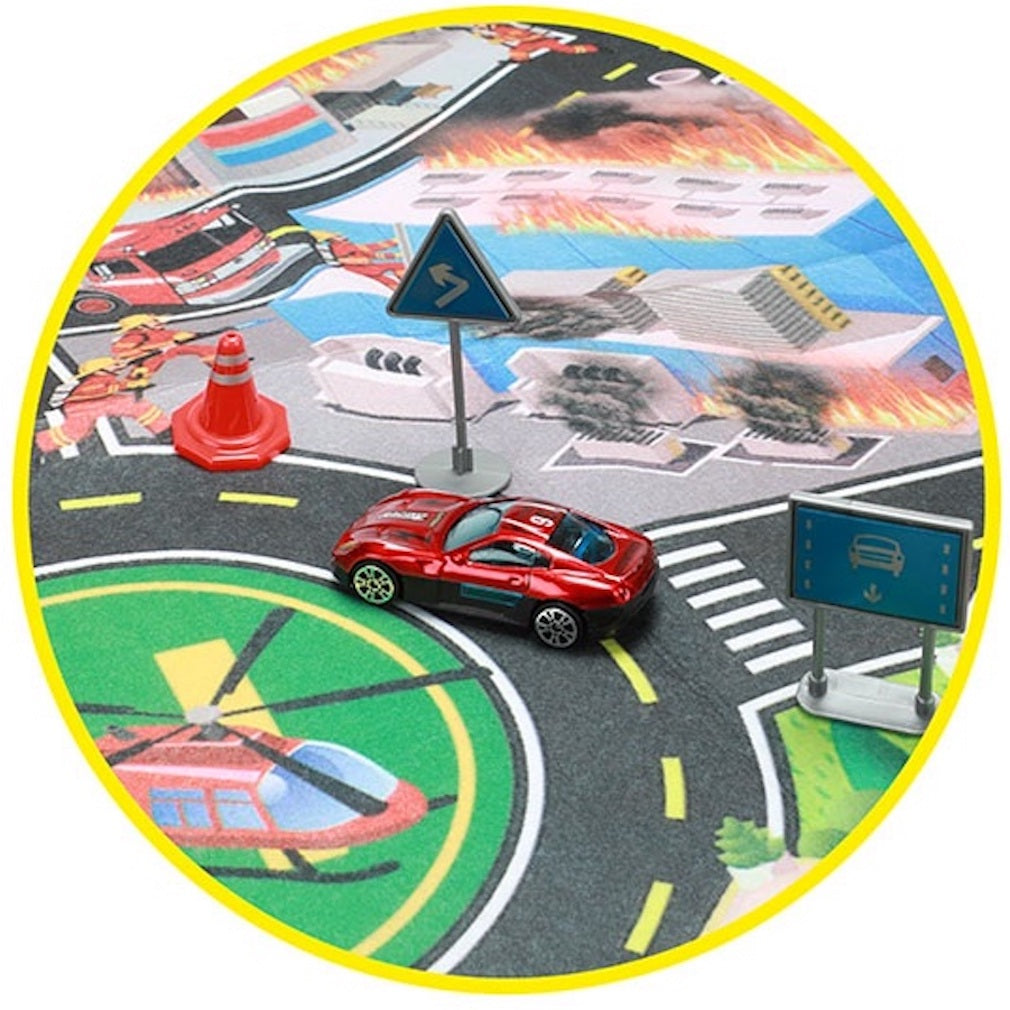 Spielautos mit einer Spielmatte und Verkehrszeichen oder Tierfiguren